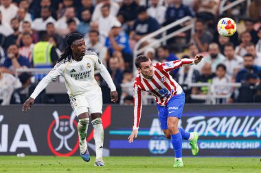 Eduardo Camavinga ve Antoine Griezmann, Atletico de Madrid ile Real Madrid (Maciej Rogowski / Ball Raw Images) arasında oynanan İspanya Süper Kupası yarı final maçında görüldü.)