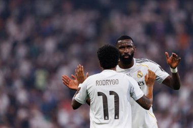Rodrygo Goes ve Antonio Rudiger, Atletico de Madrid ve Real Madrid (Maciej Rogowski / Ball Raw Images) arasında oynanan İspanya Süper Kupası yarı final maçında gol attıktan sonra kutlama yaparken görüldü.)