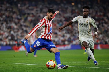 Alejandro Alex Baena ve Vinicius Junior Atletico de Madrid ve Real Madrid (Maciej Rogowski / Ball Raw Images) arasında oynanan İspanya Süper Kupası yarı final maçında görüldü.)