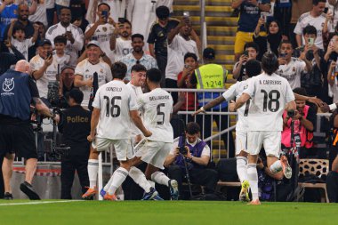 Real Madrid 'in oyuncuları Atletico de Madrid ve Real Madrid (Maciej Rogowski / Ball Raw Images) arasında oynanan İspanya Süper Kupası yarı final maçında Federico Valverde' den gol üstüne gol atarken görüldü.)