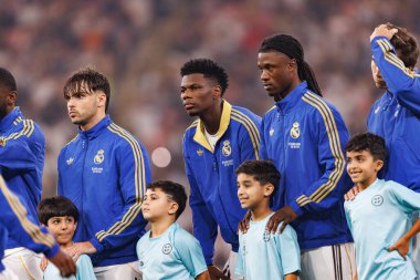 Raul Asencio, Aurelien Tchouameni ve Eduardo Camavinga İspanya Süper Kupası yarı final maçında Madrid kulübü ile Real Madrid arasında görüldü (Maciej Rogowski / Ball Raw Images)