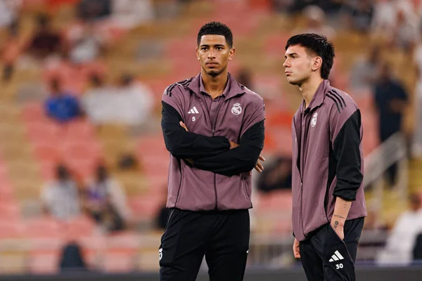 Jude Bellingham ve Franco Mastantuono, Atletico de Madrid ve Real Madrid (Maciej Rogowski / Ball Raw Images) arasında oynanan İspanya Süper Kupası yarı final maçında görüldü.)