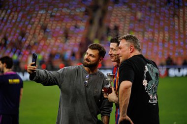 Tomasz Zawislak ve Robert Lewandowski, İspanya Süper Kupası Finali sırasında FC Barcelona ve Real Madrid (Maciej Rogowski / Ball Raw Images)