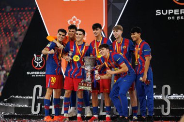 La Masia 'lı oyuncular, FC Barcelona ve Real Madrid (Maciej Rogowski / Ball Raw Images) takımları arasında oynanan İspanya Süper Kupası final maçında kupa ile kutlama yaparken görüldü.)