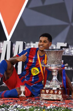 Marcus Rashford, FC Barcelona ve Real Madrid (Maciej Rogowski / Ball Raw Images) takımları arasında oynanan İspanya Süper Kupası final maçında kupa ile kutlama yaparken görüldü.)