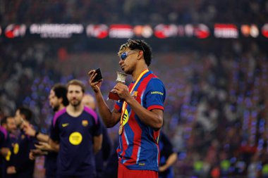 Lamine Yamal, FC Barcelona ve Real Madrid (Maciej Rogowski / Ball Raw Images) takımları arasında oynanan İspanya Süper Kupası final maçında kupa ile kutlama yaparken görüldü.)