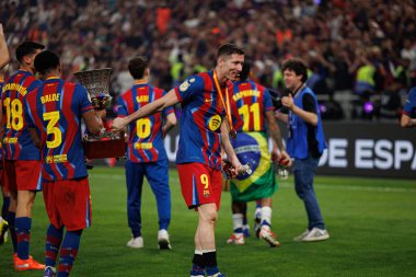 Robert Lewandowski İspanya Süper Kupa Finali 'nde FC Barcelona ve Real Madrid (Maciej Rogowski / Ball Raw Images) takımları arasında kupa ile kutlama yaparken görüldü.)