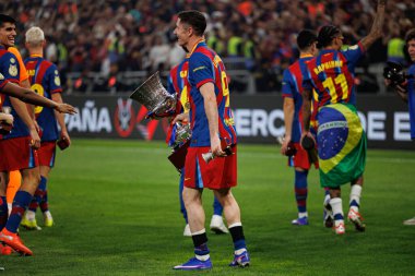 Robert Lewandowski İspanya Süper Kupa Finali 'nde FC Barcelona ve Real Madrid (Maciej Rogowski / Ball Raw Images) takımları arasında kupa ile kutlama yaparken görüldü.)