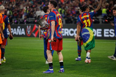 Robert Lewandowski İspanya Süper Kupa Finali 'nde FC Barcelona ve Real Madrid (Maciej Rogowski / Ball Raw Images) takımları arasında kupa ile kutlama yaparken görüldü.)