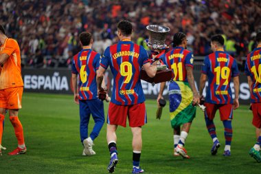 Robert Lewandowski İspanya Süper Kupa Finali 'nde FC Barcelona ve Real Madrid (Maciej Rogowski / Ball Raw Images) takımları arasında kupa ile kutlama yaparken görüldü.)