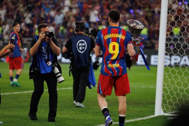 Robert Lewandowski İspanya Süper Kupa Finali 'nde FC Barcelona ve Real Madrid (Maciej Rogowski / Ball Raw Images) takımları arasında kupa ile kutlama yaparken görüldü.)