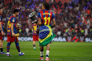 Raphinha, FC Barcelona ve Real Madrid (Maciej Rogowski / Ball Raw Images) takımları arasında oynanan İspanya Süper Kupası final maçında kupa ile kutlama yaparken görüldü.)