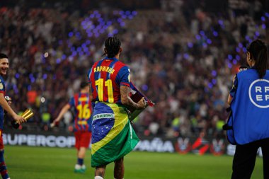 Raphinha, FC Barcelona ve Real Madrid (Maciej Rogowski / Ball Raw Images) takımları arasında oynanan İspanya Süper Kupası final maçında kupa ile kutlama yaparken görüldü.)