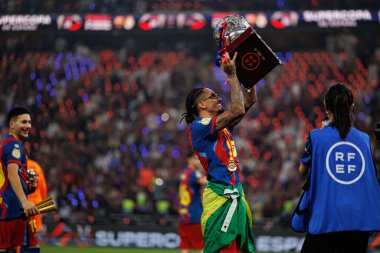 Raphinha, FC Barcelona ve Real Madrid (Maciej Rogowski / Ball Raw Images) takımları arasında oynanan İspanya Süper Kupası final maçında kupa ile kutlama yaparken görüldü.)