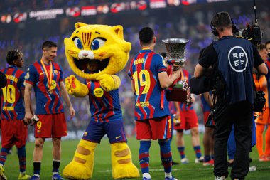 Roony Bardghji İspanya Süper Kupa Finali 'nde FC Barcelona ve Real Madrid (Maciej Rogowski / Ball Raw Images) takımları arasında kupa ile kutlama yaparken görüldü.)