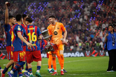 Joan Garcia, FC Barcelona ve Real Madrid (Maciej Rogowski / Ball Raw Images) takımları arasında oynanan İspanya Süper Kupa Finali 'nde kupayla kutlama yaparken görüldü.)