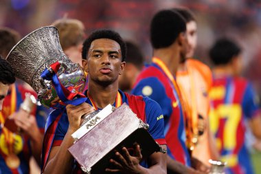 Alejandro Balde İspanya Süper Kupa Finali 'nde FC Barcelona ve Real Madrid (Maciej Rogowski / Ball Raw Images) takımları arasında kupa ile kutlama yaparken görüldü.)