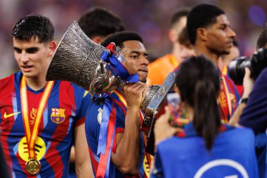 Alejandro Balde İspanya Süper Kupa Finali 'nde FC Barcelona ve Real Madrid (Maciej Rogowski / Ball Raw Images) takımları arasında kupa ile kutlama yaparken görüldü.)