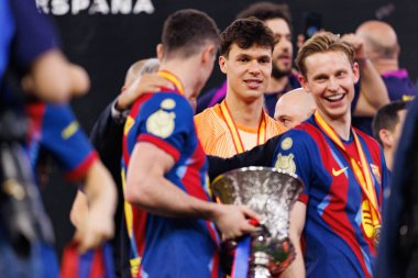 Fransız De Jong, İspanya Süper Kupa Finali sırasında FC Barcelona ve Real Madrid (Maciej Rogowski / Ball Raw Images) takımları arasında kupa ile kutlama yaparken görüldü.)