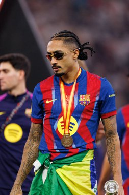 Raphinha, FC Barcelona ve Real Madrid (Maciej Rogowski / Ball Raw Images) takımları arasında oynanan İspanya Süper Kupası final maçında kupa ile kutlama yaparken görüldü.)