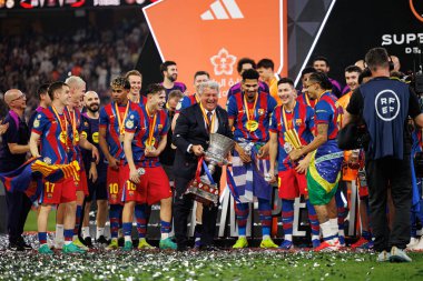 Joan Laporta ve FC Barcelona oyuncuları FC Barcelona ve Real Madrid (Maciej Rogowski / Ball Raw Images) takımları arasında oynanan İspanya Süper Kupa Finali 'nde kupa ile kutlama yaparken görüldü.)