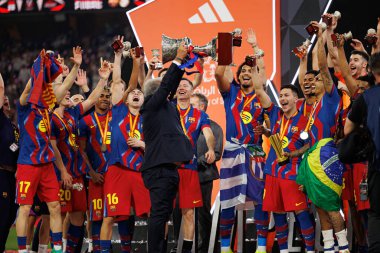 Joan Laporta ve FC Barcelona oyuncuları FC Barcelona ve Real Madrid (Maciej Rogowski / Ball Raw Images) takımları arasında oynanan İspanya Süper Kupa Finali 'nde kupa ile kutlama yaparken görüldü.)