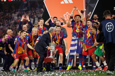 Joan Laporta ve FC Barcelona oyuncuları FC Barcelona ve Real Madrid (Maciej Rogowski / Ball Raw Images) takımları arasında oynanan İspanya Süper Kupa Finali 'nde kupa ile kutlama yaparken görüldü.)