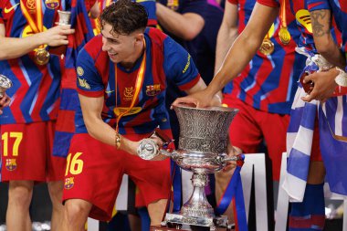 Fermin Lopez, FC Barcelona ve Real Madrid (Maciej Rogowski / Ball Raw Images) takımları arasında oynanan İspanya Süper Kupası final maçında kupa ile kutlama yaparken görüldü.)