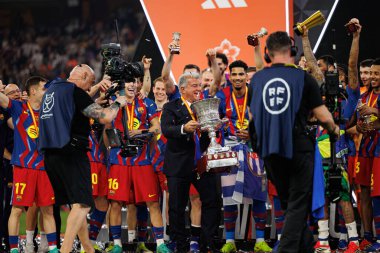 Joan Laporta ve FC Barcelona oyuncuları FC Barcelona ve Real Madrid (Maciej Rogowski / Ball Raw Images) takımları arasında oynanan İspanya Süper Kupa Finali 'nde kupa ile kutlama yaparken görüldü.)