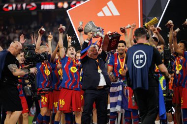 Joan Laporta ve FC Barcelona oyuncuları FC Barcelona ve Real Madrid (Maciej Rogowski / Ball Raw Images) takımları arasında oynanan İspanya Süper Kupa Finali 'nde kupa ile kutlama yaparken görüldü.)