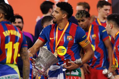 Ronald Araujo, FC Barcelona ve Real Madrid (Maciej Rogowski / Ball Raw Images) takımları arasında oynanan İspanya Süper Kupası final maçında kupa ile kutlama yaparken görüldü.)