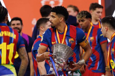 Ronald Araujo, FC Barcelona ve Real Madrid (Maciej Rogowski / Ball Raw Images) takımları arasında oynanan İspanya Süper Kupası final maçında kupa ile kutlama yaparken görüldü.)