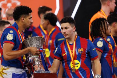 Ronald Araujo ve Roony Bardghji FC Barcelona ve Real Madrid (Maciej Rogowski / Ball Raw Images) takımları arasında oynanan İspanya Süper Kupa Finali 'nde kupa ile kutlama yaparken görüldü.)