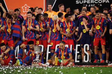 FC Barcelona 'nın oyuncuları, FC Barcelona ve Real Madrid (Maciej Rogowski / Ball Raw Images) takımları arasında oynanan İspanya Süper Kupası final maçında kupa ile kutlama yaparken görüldü.)