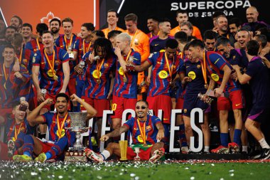 FC Barcelona 'nın oyuncuları, FC Barcelona ve Real Madrid (Maciej Rogowski / Ball Raw Images) takımları arasında oynanan İspanya Süper Kupası final maçında kupa ile kutlama yaparken görüldü.)