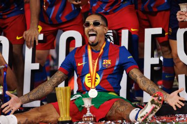 Raphinha, FC Barcelona ve Real Madrid (Maciej Rogowski / Ball Raw Images) takımları arasında oynanan İspanya Süper Kupası final maçında kupa ile kutlama yaparken görüldü.)