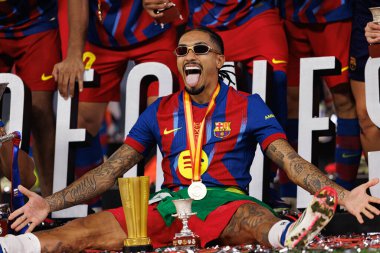 Raphinha, FC Barcelona ve Real Madrid (Maciej Rogowski / Ball Raw Images) takımları arasında oynanan İspanya Süper Kupası final maçında kupa ile kutlama yaparken görüldü.)