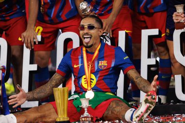 Raphinha, FC Barcelona ve Real Madrid (Maciej Rogowski / Ball Raw Images) takımları arasında oynanan İspanya Süper Kupası final maçında kupa ile kutlama yaparken görüldü.)