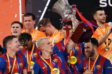 Dani Olmo, FC Barcelona ve Real Madrid (Maciej Rogowski / Ball Raw Images) takımları arasında oynanan İspanya Süper Kupası final maçında kupa ile kutlama yaparken görüldü.)