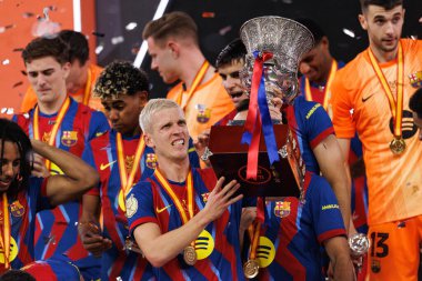 Dani Olmo, FC Barcelona ve Real Madrid (Maciej Rogowski / Ball Raw Images) takımları arasında oynanan İspanya Süper Kupası final maçında kupa ile kutlama yaparken görüldü.)