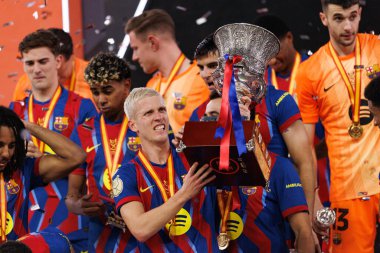 Dani Olmo, FC Barcelona ve Real Madrid (Maciej Rogowski / Ball Raw Images) takımları arasında oynanan İspanya Süper Kupası final maçında kupa ile kutlama yaparken görüldü.)