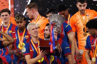 Dani Olmo, FC Barcelona ve Real Madrid (Maciej Rogowski / Ball Raw Images) takımları arasında oynanan İspanya Süper Kupası final maçında kupa ile kutlama yaparken görüldü.)