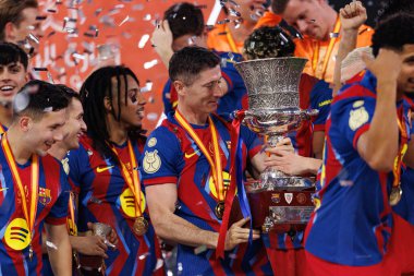 Robert Lewandowski İspanya Süper Kupa Finali 'nde FC Barcelona ve Real Madrid (Maciej Rogowski / Ball Raw Images) takımları arasında kupa ile kutlama yaparken görüldü.)