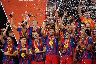 FC Barcelona takımı İspanya Süper Kupa Finali 'nde FC Barcelona ve Real Madrid (Maciej Rogowski / Ball Raw Images) takımları arasında kupa ile kutlama yaparken görüldü.)