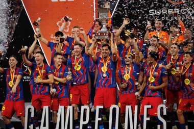 FC Barcelona takımı İspanya Süper Kupa Finali 'nde FC Barcelona ve Real Madrid (Maciej Rogowski / Ball Raw Images) takımları arasında kupa ile kutlama yaparken görüldü.)