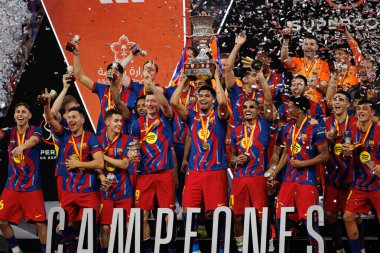 FC Barcelona takımı İspanya Süper Kupa Finali 'nde FC Barcelona ve Real Madrid (Maciej Rogowski / Ball Raw Images) takımları arasında kupa ile kutlama yaparken görüldü.)