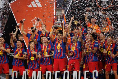 FC Barcelona takımı İspanya Süper Kupa Finali 'nde FC Barcelona ve Real Madrid (Maciej Rogowski / Ball Raw Images) takımları arasında kupa ile kutlama yaparken görüldü.)