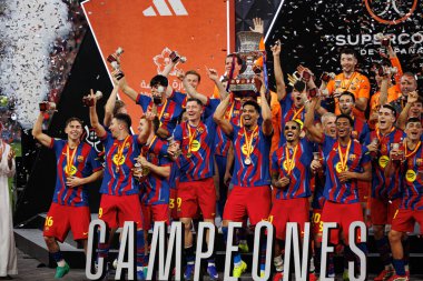 FC Barcelona takımı İspanya Süper Kupa Finali 'nde FC Barcelona ve Real Madrid (Maciej Rogowski / Ball Raw Images) takımları arasında kupa ile kutlama yaparken görüldü.)