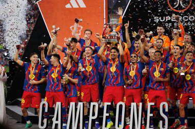 FC Barcelona takımı İspanya Süper Kupa Finali 'nde FC Barcelona ve Real Madrid (Maciej Rogowski / Ball Raw Images) takımları arasında kupa ile kutlama yaparken görüldü.)