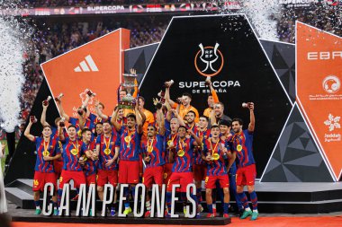 FC Barcelona takımı İspanya Süper Kupa Finali 'nde FC Barcelona ve Real Madrid (Maciej Rogowski / Ball Raw Images) takımları arasında kupa ile kutlama yaparken görüldü.)